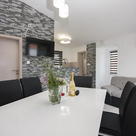 Sea And Sun Apartment *
